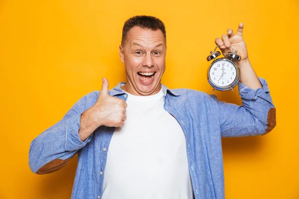 Foto Van Gelukkig Emotionele Knappe Man Die Geïsoleerd Gele Achtergrond — Stockfoto