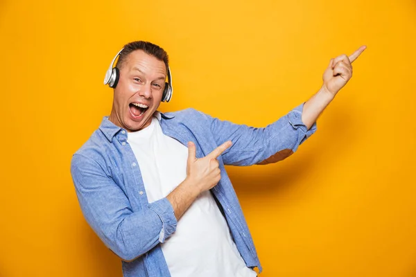 Afbeelding Van Opgewonden Emotionele Man Geïsoleerd Gele Achtergrond Luisteren Muziek — Stockfoto