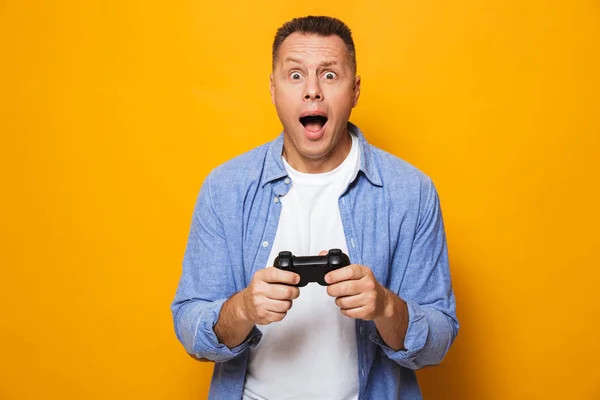 Photo Confused Emotional Man Isolated Yellow Background Play Games Joystick — Stock Photo, Image