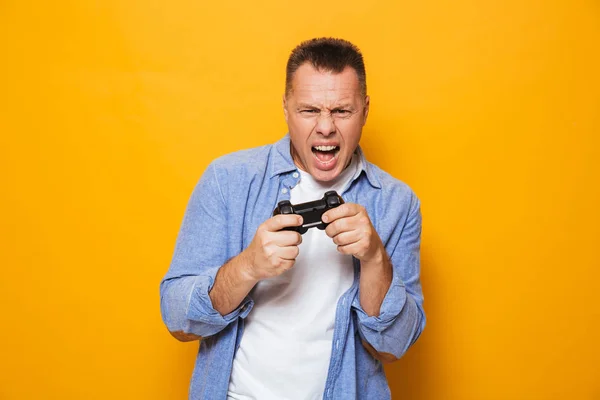 Foto Van Emotionele Man Geïsoleerd Gele Achtergrond Spelen Met Joystick — Stockfoto