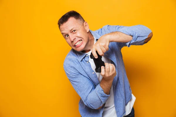 Foto Uomo Emotivo Confuso Isolato Sfondo Giallo Giochi Con Joystick — Foto Stock