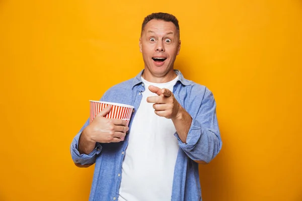 Foto Van Emotioneel Opgewonden Man Geïsoleerd Gele Achtergrond Eten Van — Stockfoto