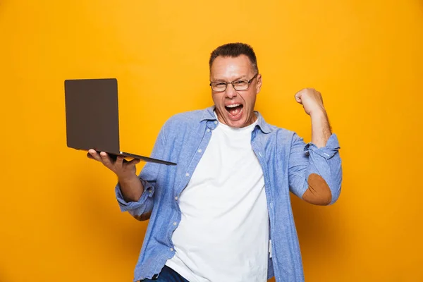 Imagem Homem Animado Isolado Sobre Fundo Amarelo Usando Computador Portátil — Fotografia de Stock