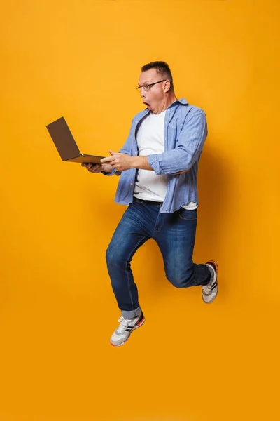 Foto Van Emotionele Geschokt Man Springen Geïsoleerd Gele Achtergrond Met — Stockfoto