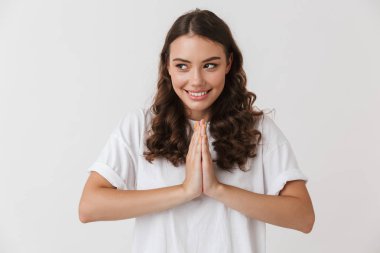 Beyaz arka plan üzerinde izole meditasyon bir gülümseyen genç casual esmer kadın portresi