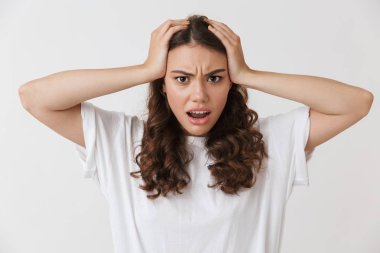 Beyaz arka plan üzerinde izole bir kızgın genç casual esmer kadın çığlığı portresi