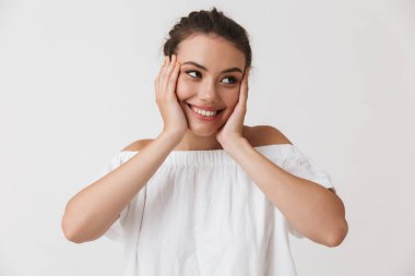 Beyaz arka plan üzerinde uzak izole portre seyir hoş bir genç casual esmer kadın