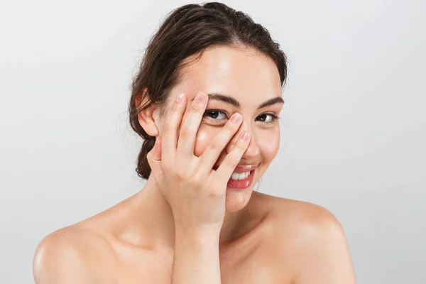 Retrato Belleza Una Joven Topless Sonriente Con Maquillaje Mirando Cámara — Foto de Stock