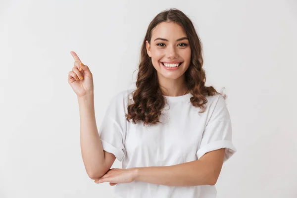 Retrato Uma Jovem Morena Alegre Casual Apontando Para Espaço Cópia — Fotografia de Stock