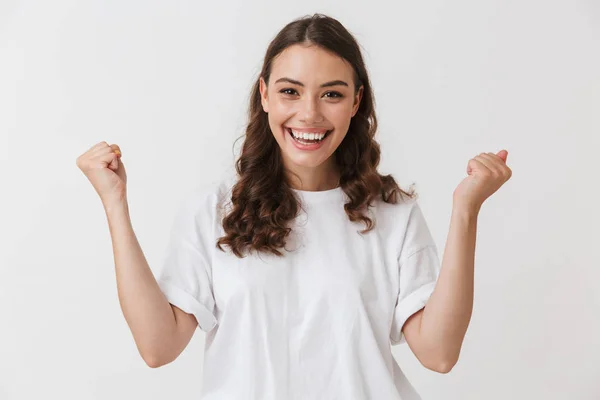 Retrato Una Joven Morena Casual Sonriente Celebrando Éxito Aislada Sobre —  Fotos de Stock