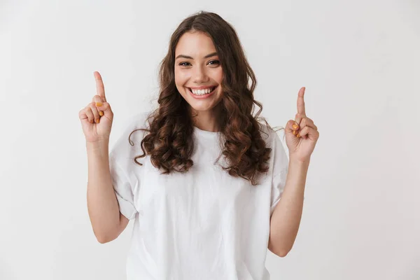 Retrato Uma Jovem Morena Alegre Casual Apontando Para Espaço Cópia — Fotografia de Stock