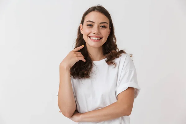 Retrato Una Joven Morena Casual Sonriente Mirando Cámara Aislada Sobre —  Fotos de Stock