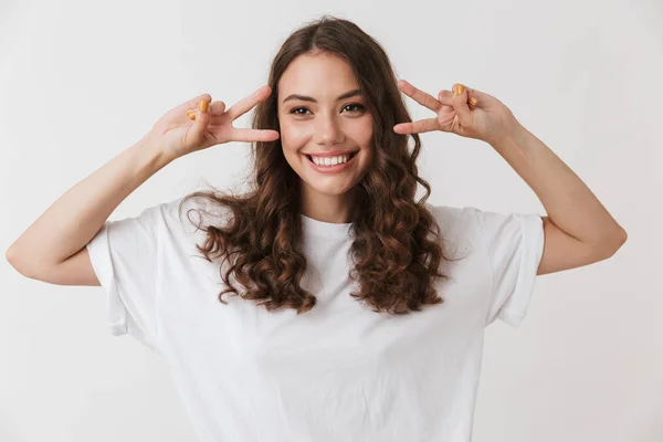 Retrato Una Joven Morena Casual Sonriente Mirando Cámara Mostrando Gesto —  Fotos de Stock