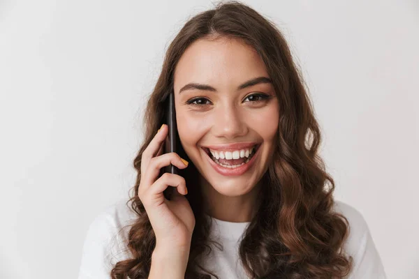 Close Retrato Rindo Jovem Mulher Morena Casual Falando Telefone Celular — Fotografia de Stock