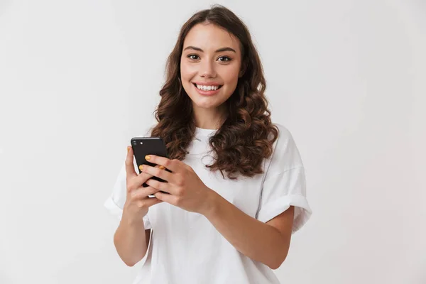 Portrét Usměvavé Mladé Příležitostné Bruneta Žena Drží Mobil Izolované Bílém — Stock fotografie