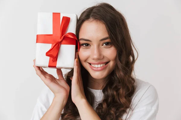 Retrato Una Joven Morena Casual Sonriente Sosteniendo Caja Regalo Aislada — Foto de Stock