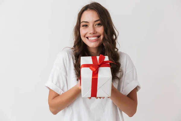 Portret Van Een Enthousiast Jonge Brunette Casual Vrouw Met Huidige — Stockfoto