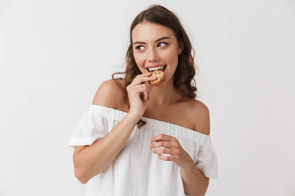 Portrait Une Jeune Femme Brune Décontractée Souriante Mangeant Cookie Isolé — Photo