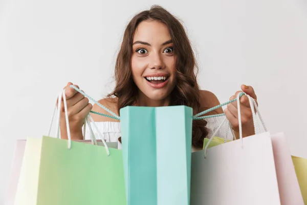 Retrato Uma Jovem Morena Casual Feliz Segurando Sacos Compras Isolados — Fotografia de Stock