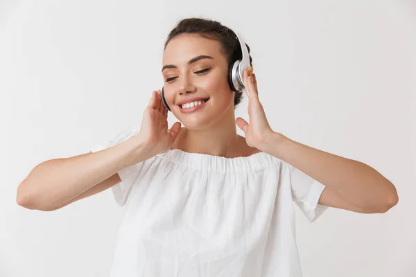 Retrato Una Joven Feliz Morena Casual Escuchando Música Con Auriculares —  Fotos de Stock