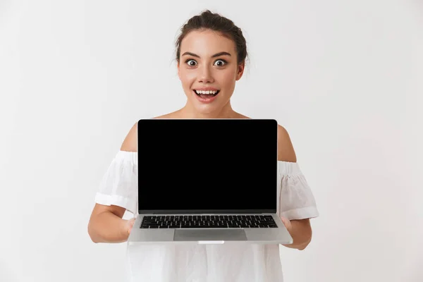 Retrato Uma Jovem Morena Animado Segurando Computador Portátil Tela Branco — Fotografia de Stock