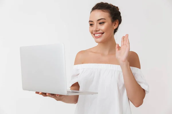 Retrato Uma Jovem Morena Sorridente Segurando Computador Portátil Acenando Isolado — Fotografia de Stock