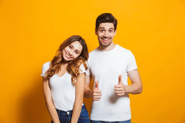 Retrato Pareja Alegre Hombre Mujer Años Ropa Básica Sonriendo Mostrando — Foto de Stock