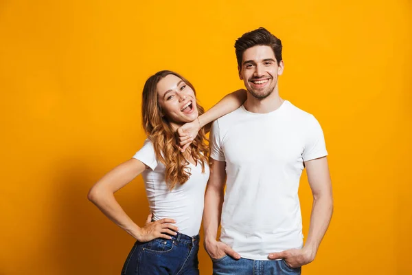 Foto Belo Casal Homem Mulher Roupas Básicas Juntos Sorrindo Para — Fotografia de Stock