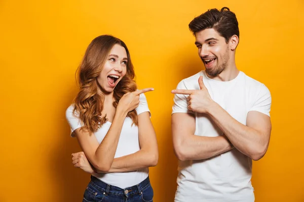 Imagem Jovens Felizes Homem Mulher Roupas Básicas Rindo Apontando Dedos — Fotografia de Stock