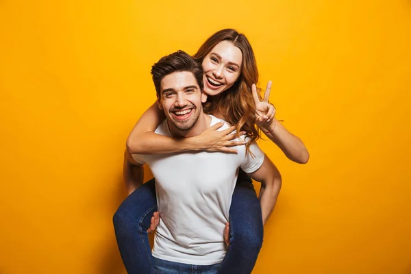 Afbeelding Van Kaukasische Paar Plezier Terwijl Man Meeliften Blijde Vrouw — Stockfoto