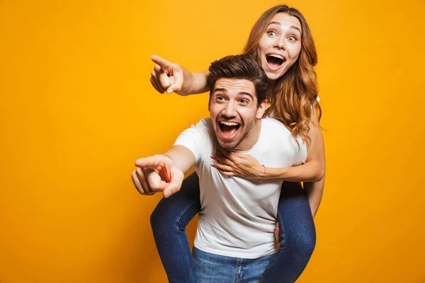 Imagem Homem Mulher Caucasianos Sentados Costas Apontando Dedos Para Espaço — Fotografia de Stock