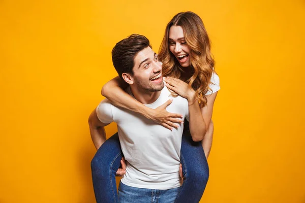 Imagem Casal Caucasiano Divertindo Enquanto Homem Carregando Mulher Bonita Suas — Fotografia de Stock