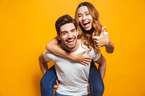 Imagen Pareja Emocionada Divirtiéndose Mientras Hombre Colgando Mujer Alegre Con — Foto de Stock