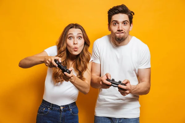 Imagen Pareja Joven Hombre Mujer Jugando Juntos Videojuegos Usando Joysticks —  Fotos de Stock