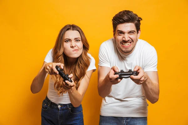 Emocionado Hombre Mujer Tensos Jugando Juntos Compitiendo Videojuegos Usando Joysticks —  Fotos de Stock