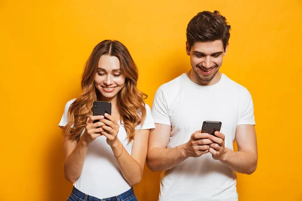 Foto Pessoas Bonitas Homem Mulher Sorrindo Enquanto Ambos Usam Telefones — Fotografia de Stock