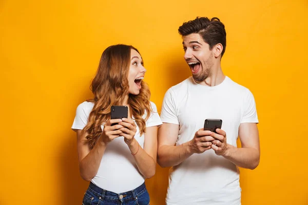 Foto Pessoas Animadas Positivas Homem Mulher Gritando Olhando Para Outro — Fotografia de Stock