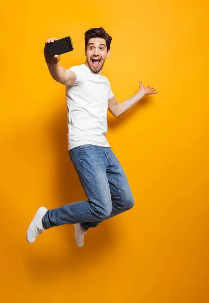 Retrato Cuerpo Entero Del Hombre Feliz Con Pelo Castaño Saltando — Foto de Stock