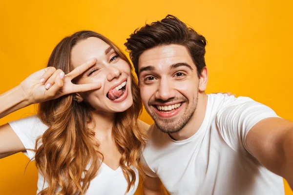 Usmívám Mladý Pár Muž Žena Selfie Fotografie Znamení Míru Zobrazeno — Stock fotografie