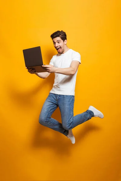 Retrato Cuerpo Entero Hombre Feliz Con Pelo Castaño Saltando Sosteniendo —  Fotos de Stock