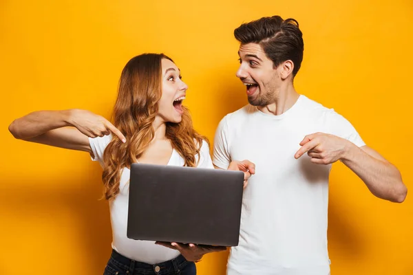 Retrato Hombre Feliz Excitado Mujer Sosteniendo Señalando Los Dedos Portátil — Foto de Stock