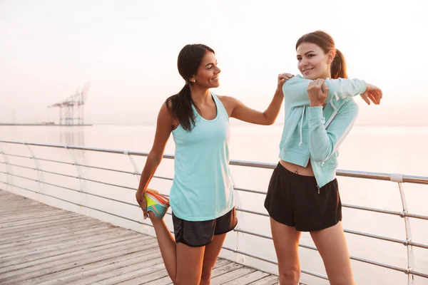 Foto Fuertes Jóvenes Dos Deportes Mujeres Amigos Aire Libre Playa — Foto de Stock