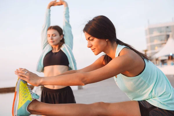 Foto Fuertes Jóvenes Dos Deportes Mujeres Amigos Aire Libre Playa — Foto de Stock