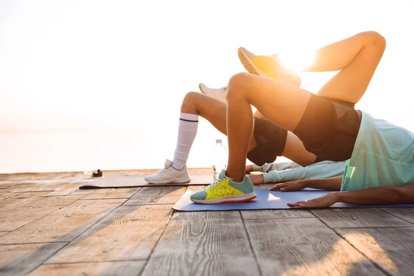 Körülvágott Kép Erős Fiatal Két Nők Sportrajongók Kint Strandon Hogy — Stock Fotó