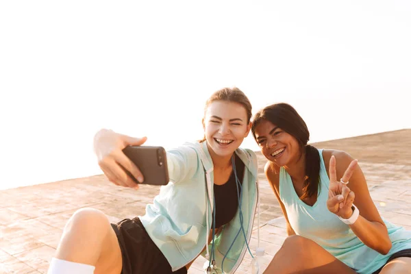 Изображение Удивительной Молодой Спортивной Женщины Пляже Делают Селфи Мобильному Телефону — стоковое фото