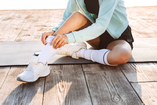 Beskuren Bild Stark Ung Sport Kvinna Utomhus Stranden — Stockfoto