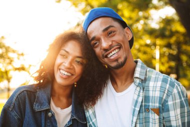 Mutlu bir genç Afrikalı çift birlikte parkta vakit yakın çekim