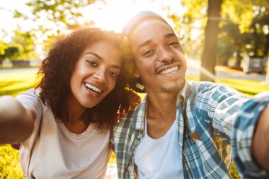 Neşeli bir genç Afrikalı çift bir selfie birlikte parkta alarak portresi