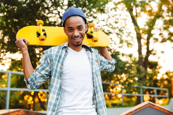 Glücklicher Junger Afrikaner Mit Skateboard Verbringt Zeit Skatepark — Stockfoto