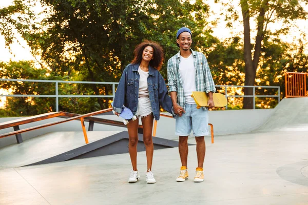 Portret Van Een Vrolijke Jonge Afrikaanse Paar Met Skateboards Staan — Stockfoto